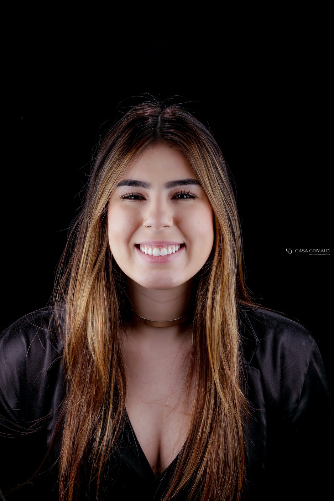 Paciente da Casa Grimaldi sorrindo após clareamento dental supervisionado em Itapema